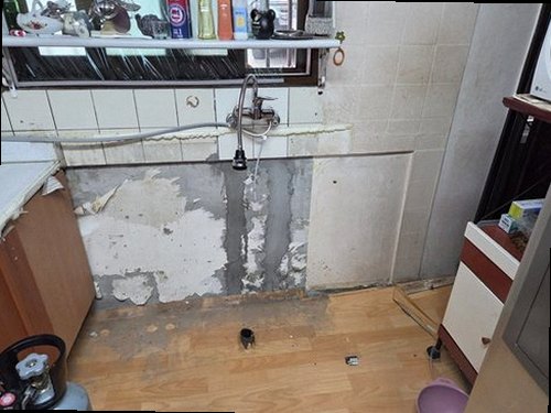 동안구 누수탐지 싱크대 하부장 내부의 누수 흔적과 젖은 바닥 확인 모습