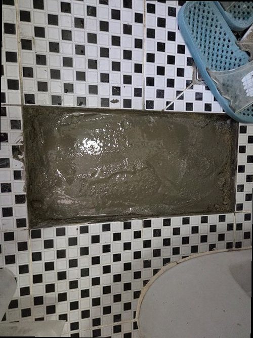 오산 누수탐지 벽과 천장에 나타난 누수 흔적을 확인하는 모습