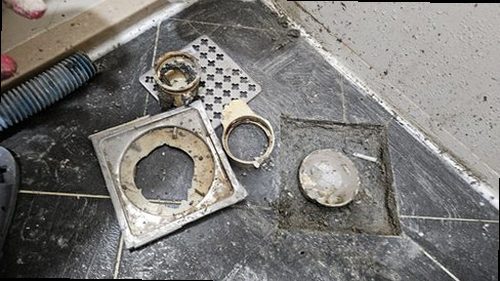 오산 누수탐지 배관 연결부를 노출해 누수 원인을 확인하는 과정