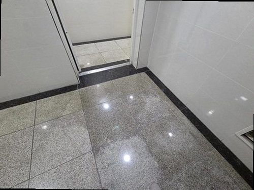 기장군 누수탐지 수도계량기 별침과 누수 피해 흔적을 확인하는 모습