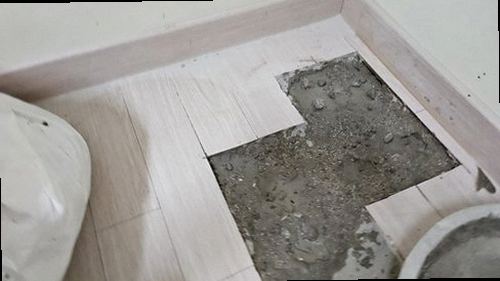 부여군 누수탐지 벽지와 천장에 번진 누수 흔적을 확인하는 현장