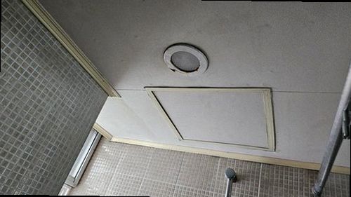 청주시 서원구 누수탐지 수도계량기 별침과 실내 누수 흔적을 확인하는 모습