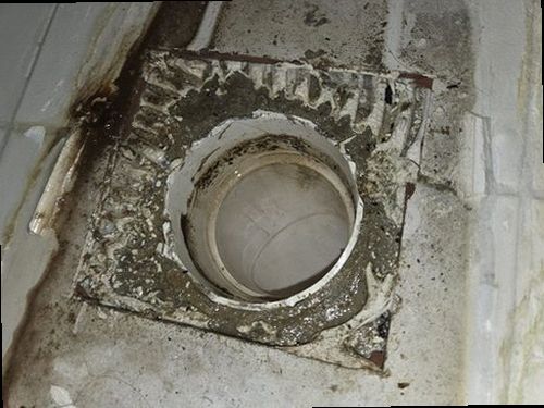 권선구 누수탐지 욕실 벽면과 아래층 천장에 나타난 누수 흔적