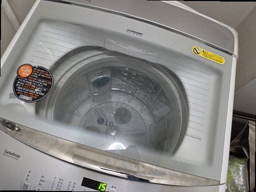 영도구 누수탐지 창틀 하부와 베란다 벽면의 물자국을 확인하는 현장