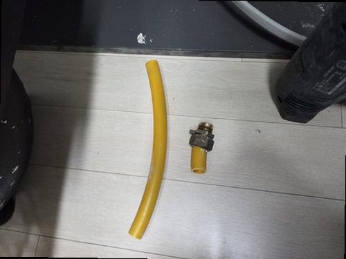 영도구 누수탐지 수도계량기 별침과 누수 흔적을 확인하는 모습