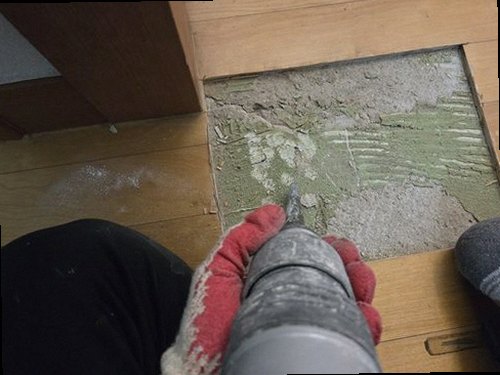 사상구 누수탐지 거실 천장에 발생한 누수 얼룩과 수분 흔적