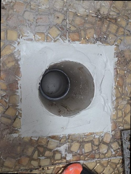 안성 누수탐지 수도계량기와 누수 탐지 장비를 이용해 배관을 점검하는 과정
