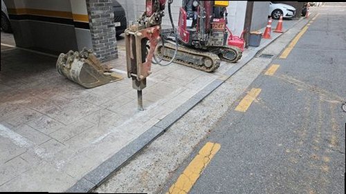 안성 누수탐지 아래층 천장 누수 흔적과 수분 측정 점검 모습