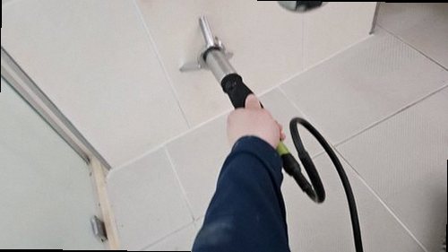 안성 누수탐지 욕실 바닥과 천장 누수 흔적을 비교해 확인하는 모습