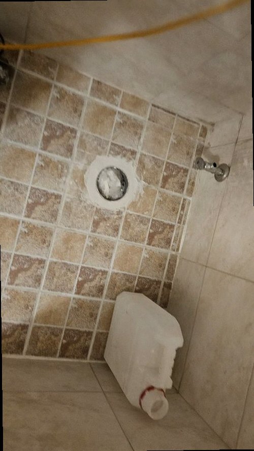 금산군 누수탐지 욕실 바닥과 아래층 천장에 나타난 누수 흔적 확인