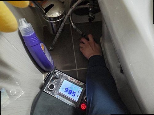 영종구 누수탐지 안방 천장 모서리에 번진 누수 흔적과 현장 보양 상태