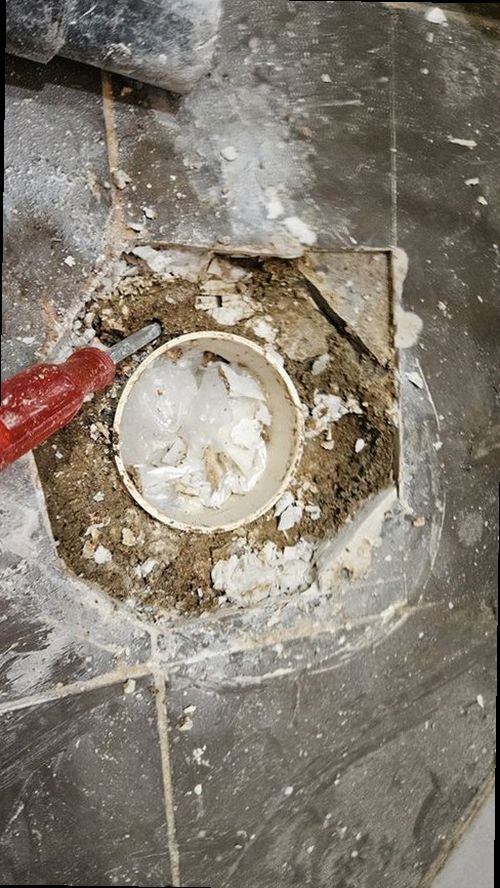 시흥 누수탐지 수도계량기 별침과 잠금 밸브를 확인하는 모습