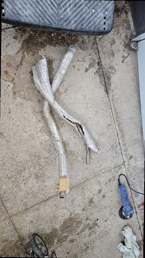 시흥 누수탐지 천장 누수 흔적과 배관 구조를 확인하는 모습