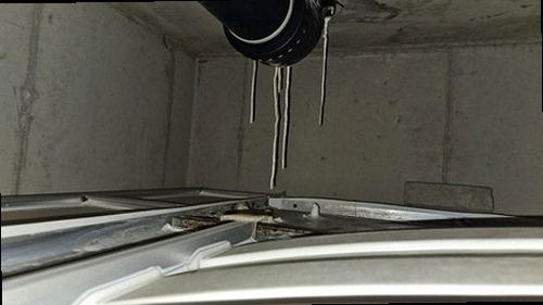 성북구 누수탐지 욕실 인접 천장에 나타난 누수 얼룩과 수도계량기 확인 장면