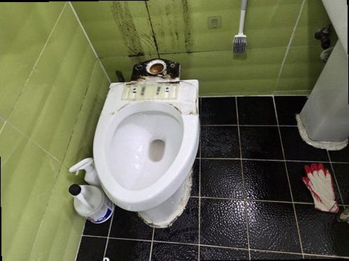 성북구 누수탐지 누수 원인을 확인하기 위해 배관 압력과 탐지 장비를 점검하는 모습