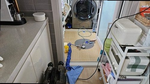 도봉구 누수탐지 수도계량기 별침과 보일러 압력 상태를 확인하는 모습
