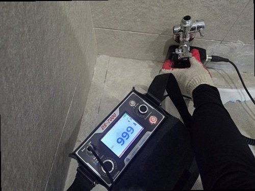 의정부 누수탐지 수도계량기 별침과 공압 측정기를 확인하는 누수 점검 과정