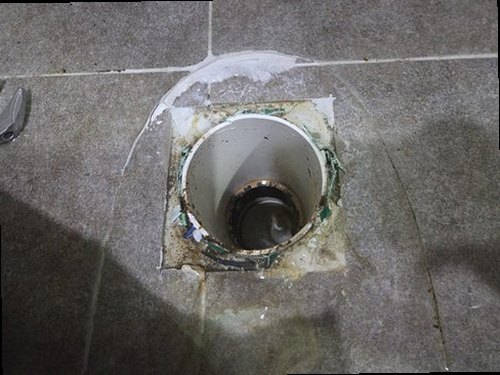 의정부 누수탐지 욕실 바닥 배수구와 천장 누수 흔적을 비교하는 현장 점검 모습