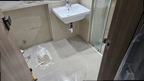 금천구 누수탐지 욕실 천장 누수 흔적과 배관 구조를 확인하는 모습