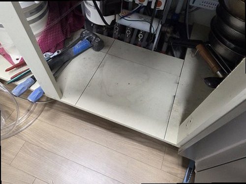 금천구 누수탐지 싱크대 하부장과 벽면의 누수 흔적을 확인하는 모습