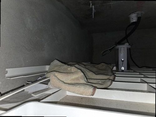 제물포구 누수탐지 싱크대 하부 급수관과 배수 트랩 연결부 점검 모습