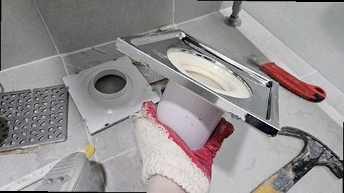 제물포구 누수탐지 압력 게이지와 가스탐지기를 활용해 배관 누수 위치를 확인하는 모습
