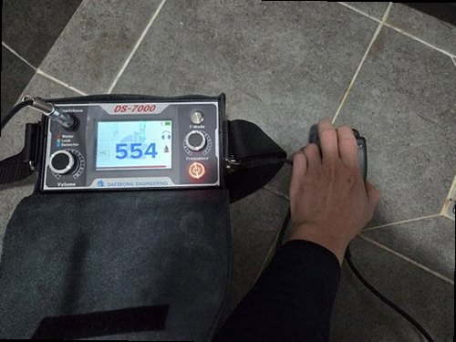동래구 누수탐지 천장 누수 흔적과 배관 누수 원인을 확인하는 모습