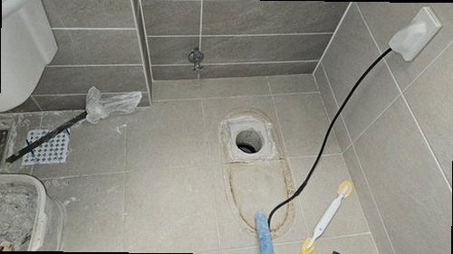 동래구 누수탐지 수도계량기 별침과 잠금 밸브를 확인하는 모습