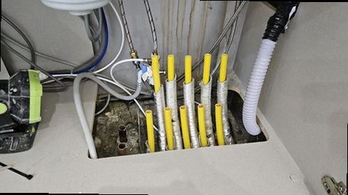 마포구 누수탐지 수도계량기와 보일러 배관 구조를 확인하는 모습