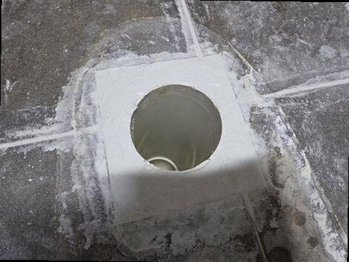 마포구 누수탐지 욕실 바닥과 배관 연결부의 누수 점검 모습