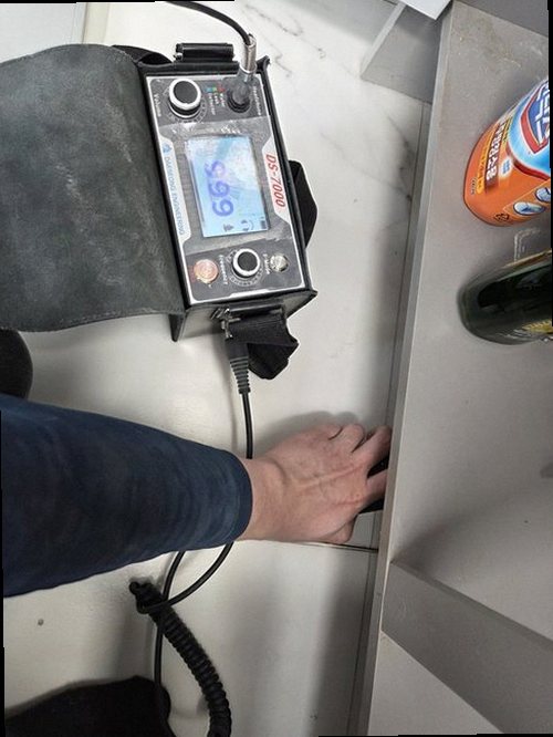 영등포구 누수탐지 천장 누수 흔적과 점검 위치를 확인하는 모습