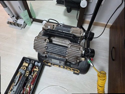 영등포구 누수탐지 천장 누수 흔적과 벽지 변색을 확인하는 모습