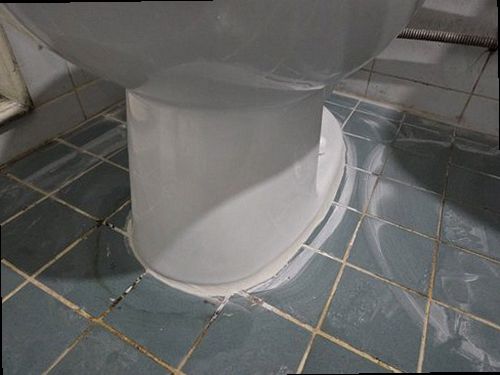 강북구 누수탐지 천장 얼룩과 벽면 들뜬 부분을 확인하는 현장 점검 모습