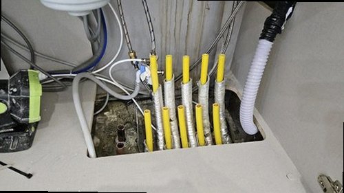 분당구 누수탐지 압력 게이지와 누수 탐지 장비를 확인하는 모습