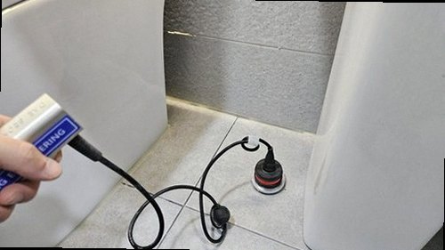 분당구 누수탐지 수도계량기 별침과 욕실 누수 흔적을 확인하는 모습