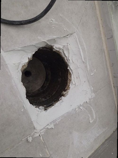 상록구 누수탐지 수도계량기 별침과 잠금 밸브를 확인하는 모습