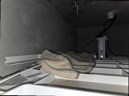 부산 남구 누수탐지 싱크대 하부 배관과 누수 흔적을 확인하는 모습