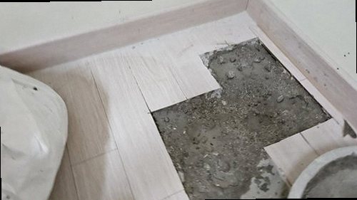 대전 서구 누수탐지 천장 물자국과 누수 원인을 비교하는 현장 점검 모습