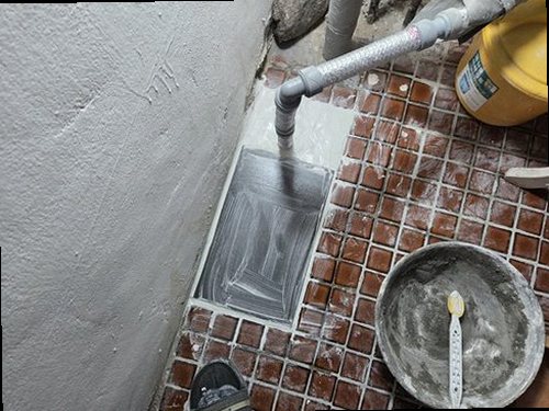 대전 서구 누수탐지 욕실 바닥 유가와 타일 줄눈의 방수 상태를 확인하는 모습