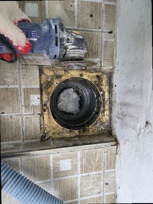 광명 누수탐지 욕실 바닥과 배수구 주변의 누수 흔적을 확인하는 모습