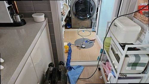 부산 강서구 누수탐지 베란다 벽면과 천장에 나타난 누수 흔적을 확인하는 모습