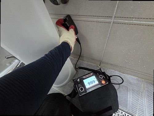 부산 서구 누수탐지 거실 천장에 번진 누수 흔적과 주변 상태를 확인하는 모습