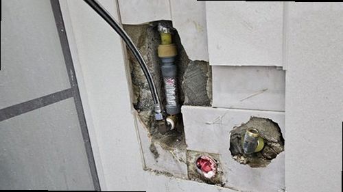부산 서구 누수탐지 가스탐지와 청음탐지 결과를 비교해 굴착 위치를 정하는 장면