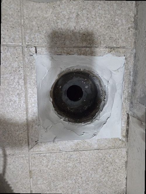 부산 서구 누수탐지 욕실 바닥과 아랫집 천장의 누수 흔적을 확인하는 현장