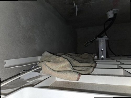 동탄구 누수탐지 주방 싱크대 하부와 천장 물자국을 확인하는 모습