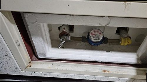 중랑구 누수탐지 수도계량기 별침과 실내 누수 흔적을 확인하는 모습