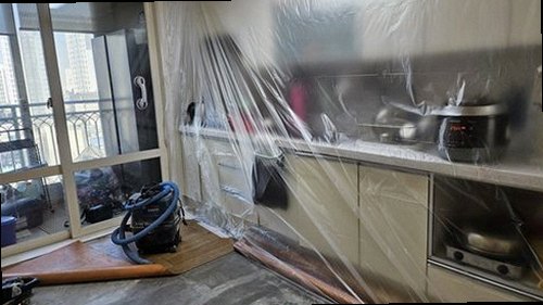 연수구 누수탐지 싱크대 하부장 안쪽의 물자국과 배관 연결 부속을 확인하는 모습