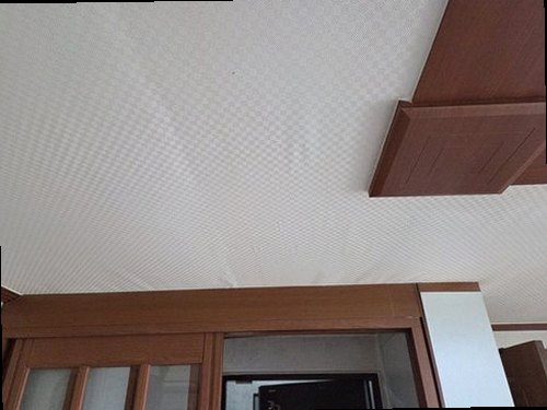 연수구 누수탐지 천장 누수 흔적과 주변 배관을 확인하는 모습