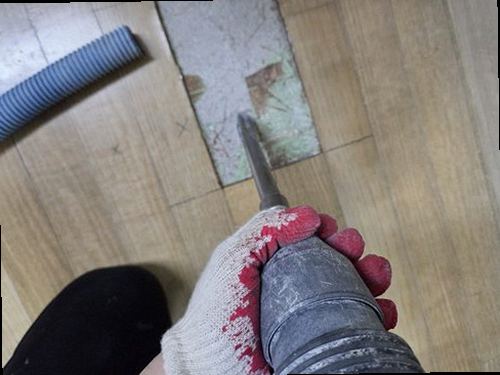 노원구 누수탐지 열화상 카메라와 청음탐지기로 바닥 배관을 점검하는 모습