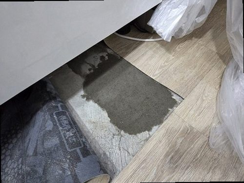 용산구 누수탐지 천장과 벽지에 나타난 누수 흔적을 확인하는 모습